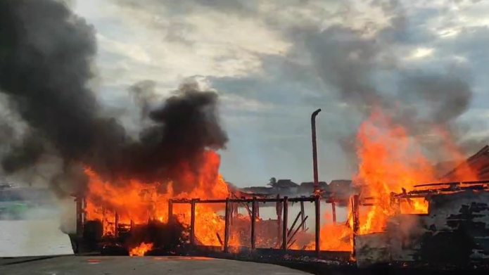 Asap tebal membumbung dari kapal pengangkut yang terbakar di Pelabuhan Senghi, Pontianak, Rabu pagi (11/6/2025).Asap tebal membumbung dari kapal pengangkut yang terbakar di Pelabuhan Senghi, Pontianak, Rabu pagi (11/6/2025). Dok. Istimewa