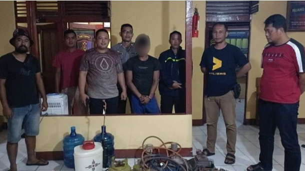 Barang bukti berupa mesin pemanas ayam, tabung gas, dan alat rumah tangga lain diamankan di Mapolsek Beduai. (Dok. Ist)