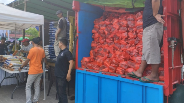 Truk pembawa paket sembako tiba di Pasar Semi Modern Singkawang sebagai bagian dari program pengendalian inflasi daerah. Foto: HO/Faktakalbar.id