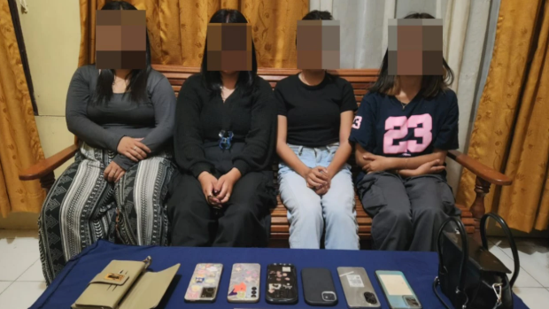 Empat perempuan terduga pelaku penyalahgunaan narkoba dan barang bukti saat diamankan di Polsek Bunut Hulu, Kapuas Hulu. (Dok. Ist)Empat perempuan terduga pelaku penyalahgunaan narkoba dan barang bukti saat diamankan di Polsek Bunut Hulu, Kapuas Hulu. (Dok. Ist)