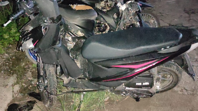Kondisi sepeda motor Honda Beat yang ringsek usai terlibat kecelakaan dengan dump truck di Jalan Raya Sui Ayak, Sekadau. (Dok. Ist)