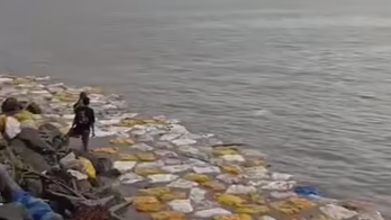 Awak KM. BOS MUDA bersama warga setempat terlihat di tepi perairan Padang Tikar, dan muatan kapal tampak berhamburan setelah kapal karam. (Dok. Ist)