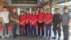 Petugas Rutan Pontianak menerima tujuh terpidana kasus korupsi pengadaan kapal penyeberangan dari Kejari Kapuas Hulu untuk menjalani masa hukuman. (Dok. Istimewa)