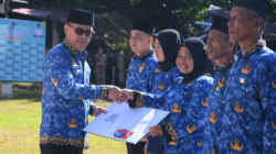 Bupati Kayong Utara, Romi Wijaya, menyerahkan secara simbolis SK pengangkatan kepada ASN baru dalam acara di Kayong Utara, Selasa (17/6/2025). (Dok. Ist)