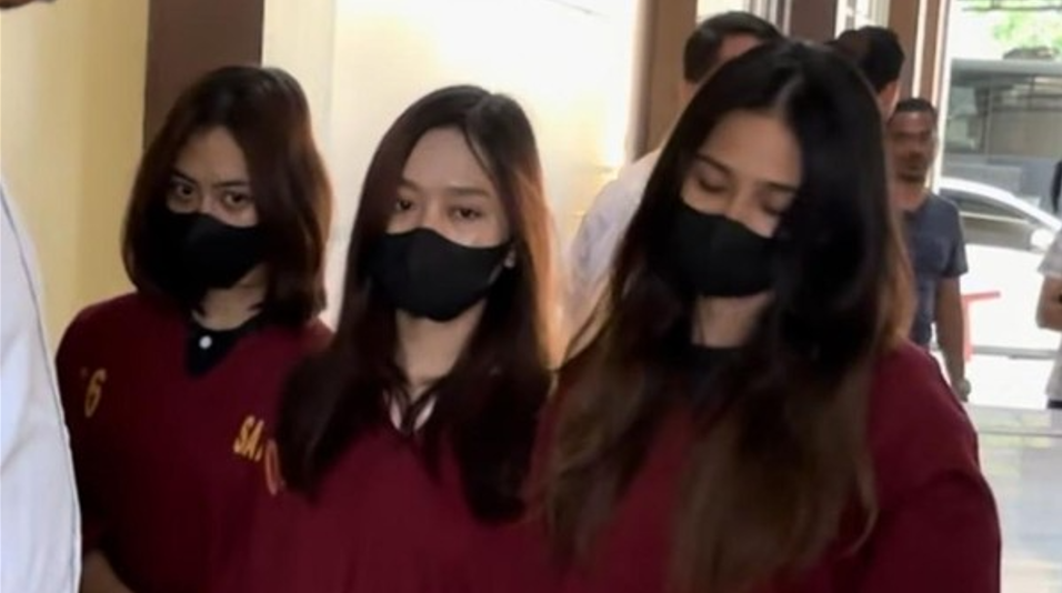 Tiga pelaku perundungan remaja perempuan di Pontianak yang kini telah ditetapkan sebagai tersangka oleh polisi. Kasus ini menjadi viral setelah video kekerasan mereka tersebar di media sosial. (Dok. Ist)