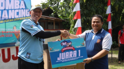 Kapolres Sintang, AKBP I Nyoman Budi Artawan, menyerahkan hadiah kepada salah satu pemenang lomba memancing “Kapolres Sintang Cup 2025” dalam rangkaian peringatan Hari Bhayangkara ke-79, Sabtu (21/6). Dok. Isrimewa