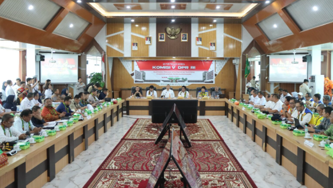 Suasana rapat kerja Komisi V DPR RI bersama Bupati Ketapang, Forkopimda, dan instansi kementerian membahas pembangunan infrastruktur dan pelayanan publik, Sabtu (21/6/2025). Dok. Istimewa