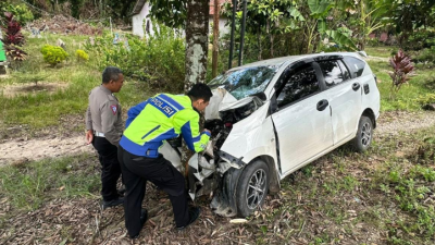 Kondisi mobil Toyota Calya putih yang rusak parah setelah menabrak pohon di Jalan Sekadau–Sintang, Minggu (22/6/2025) dini hari. (Dok. Ist)