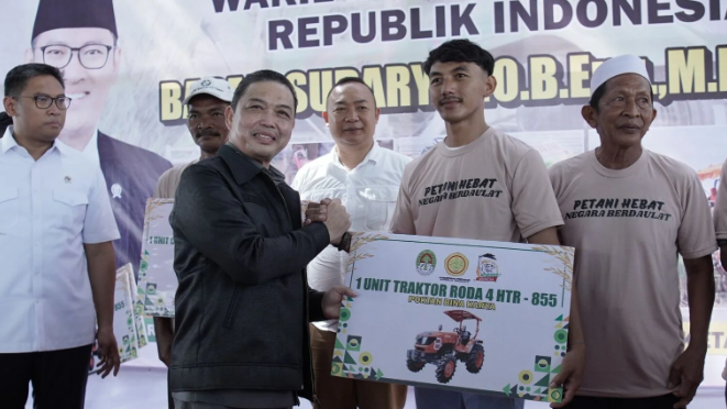 Gubernur Kalimantan Barat, Ria Norsan, menyerahkan secara simbolis bantuan alat dan mesin pertanian (alsintan) kepada perwakilan petani di Kabupaten Ketapang, Minggu (22/6/2025). Dok. Istimewa