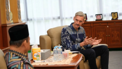 Pertemuan Gubernur Kalbar Ria Norsan bersama Penasihat Kedutaan Besar Jerman, Oliver Hope, dalam pembahasan program perubahan iklim melalui Green Climate Fund. Sumber Foto: Biro Adpim Kalbar