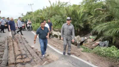 Gubernur Kalbar, Ria Norsan saat meninjau langsung kondisi jalan rusak di ruas Pesaguan-Kendawangan, Minggu (22/6/2025). Sumber Foto: Biro Adpim Kalbar