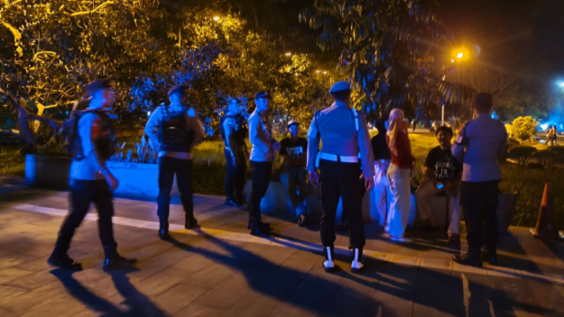 Personel gabungan Polres Sambas saat melaksanakan patroli malam hari di kawasan rawan gangguan Kamtibmas, Sabtu (21/6/2025). Dok. Istimewa