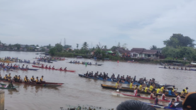 Peserta Lomba Sampan Bidar dari berbagai daerah bersiap di Dermaga Wisata Sambas dalam Festival Muare Ulakan 2025. (Dok. Ist)