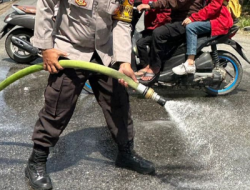 Tumpahan Solar Ganggu Lalu Lintas, Polisi dan Warga Pontianak Bertindak Cepat