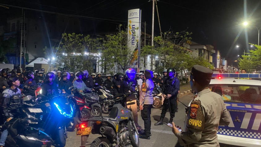 Petugas Polresta Pontianak saat melakukan pembinaan kepada remaja yang terjaring konvoi tanpa izin di kawasan Jalan Gusti Ngurah Rai, Senin dini hari (24/6/2025). Dok. Istimewa