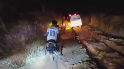 Sebuah ambulans tampak kesulitan melintas di jalan rusak kawasan Bindang, Tempunak Hulu, Kabupaten Sintang. (Sumber: Facebook)