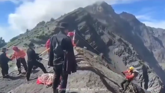 Tim SAR gabungan saat melakukan evakuasi di tebing Gunung Rinjani. Cuaca buruk dan medan ekstrem menjadi tantangan utama dalam proses penyelamatan. Sumber Foto: WAG Rescue Team