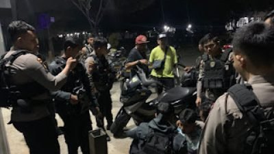 Petugas Sat Resnarkoba Polresta Pontianak saat mengamankan dua pelaku dugaan transaksi narkotika jenis inex di kawasan Jalan Sultan Syahrir. (Dok. Ist)