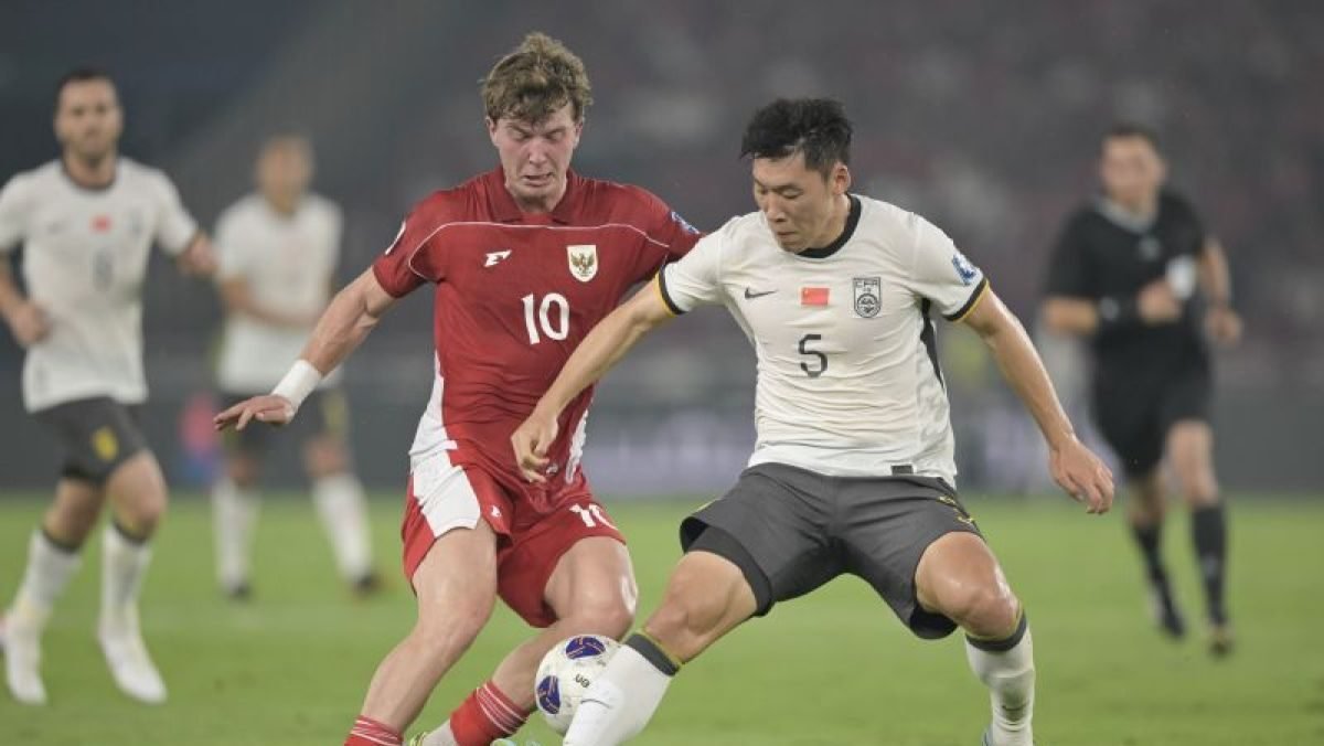 Aksi Ole Romeny saat menghadapi tekanan dari pemain China di laga krusial Kualifikasi Piala Dunia 2026. (Dok. Ist)