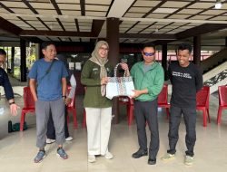 Regional Manager Eco Bhinneka Kalbar, Octavia Shinta Aryani menyerahkan tas belanja hasil daur ulang kepada Wali Kota Pontianak Edi Rusdi Kamtono. Foto: HO/Faktakalbar.id