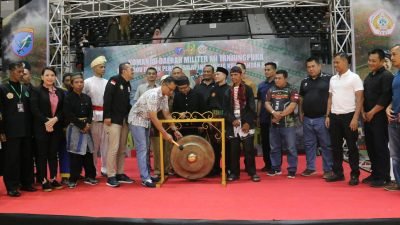 Kasdam XII/Tpr Brigjen TNI Putra Widyawinaya memukul gong sebagai tanda resmi penutupan Kejuaraan Borneo Open Pencak Silat Seri II Tahun 2025 di GOR Terpadu Ahmad Yani, Pontianak. Foto: HO/Faktakalbar.id