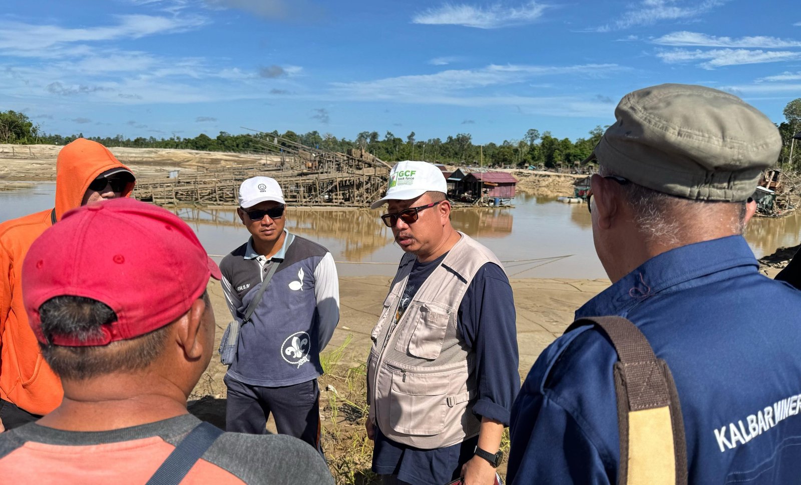 Prof. Gusti Hardiansyah bersama tim ICMI Kalbar, akademisi, dan peneliti meninjau Wilayah Pertambangan Rakyat (WPR) di Kapuas Hulu untuk mendukung penyusunan Dokumen Rencana Reklamasi Pasca Tambang (R2PT). (Dok. RDL/Faktakalbar.id)