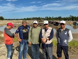 ICMI Kalbar bersama masyarakat sekitar tambang Desa Entibab dan Kalbar Minerals Center berfoto di lokasi pertambangan rakyat Kapuas Hulu, mendukung program Desa Cendekia dan reklamasi pascatambang. (Dok. RDL/Faktakalbar.id)