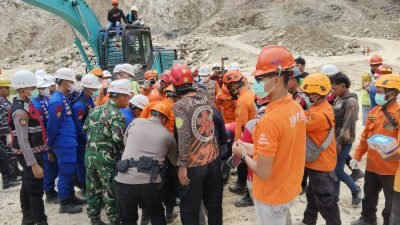 Proses evakuasi dua jenazah korban longsor oleh tim SAR gabungan di Desa Cipanas, Kecamatan Dukupuntang, Cirebon. Sumber Foto: Basarnas