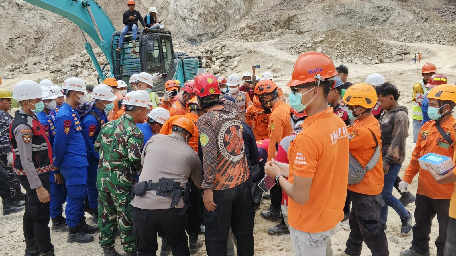 Proses evakuasi dua jenazah korban longsor oleh tim SAR gabungan di Desa Cipanas, Kecamatan Dukupuntang, Cirebon. Sumber Foto: Basarnas