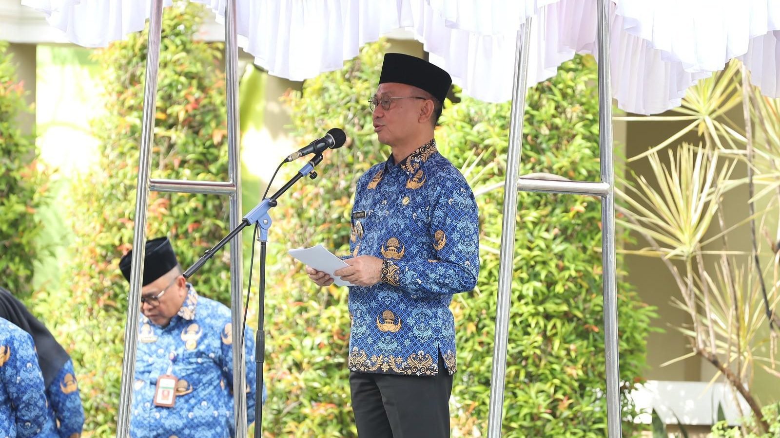 Wali Kota Pontianak Edi Rusdi Kamtono memimpin apel peringatan Hari Lahir Pancasila di Halaman Kantor Wali Kota, Senin (2/6/2025). Foto: HO/Faktakalbar.id