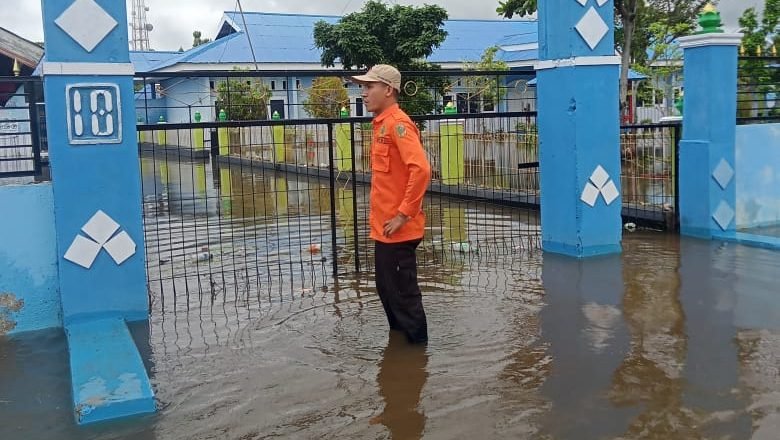 Air setinggi 30 sentimeter masih menggenangi beberapa wilayah di Kecamatan Moutong, Kabupaten Parigi Moutong, Sulawesi tengah pada Minggu (1/6). Sumber foto: BPBD Kabupaten Parigi Moutong