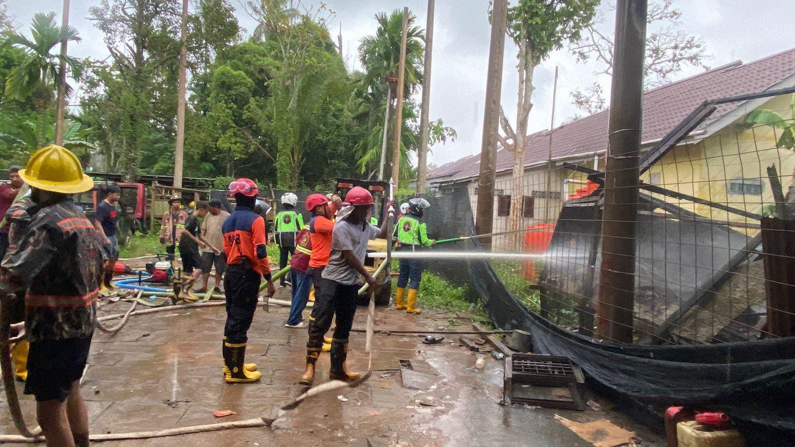Foto: Proses pemadaman api yang membakar sebuah gudang penyimpanan barang di Kecamatan Sungai Kakap oleh 14 unit armada pemadam kebakaran. Dok. HO/Faktakalbar.id