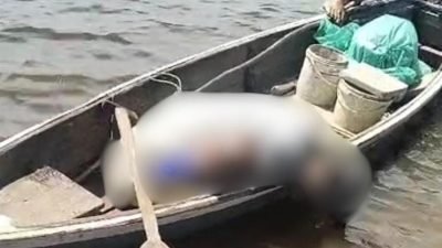 Foto: Seorang lansia yang diketahui bernama Ajis Lanang (68) ditemukan meninggal dunia di atas sampannya saat dirinya menjala ikan di Sungai Dusun Tiga, Kecamatan Sungai Kakap, Minggu (1/6/2025). Dok. HO/Faktakalbar.id