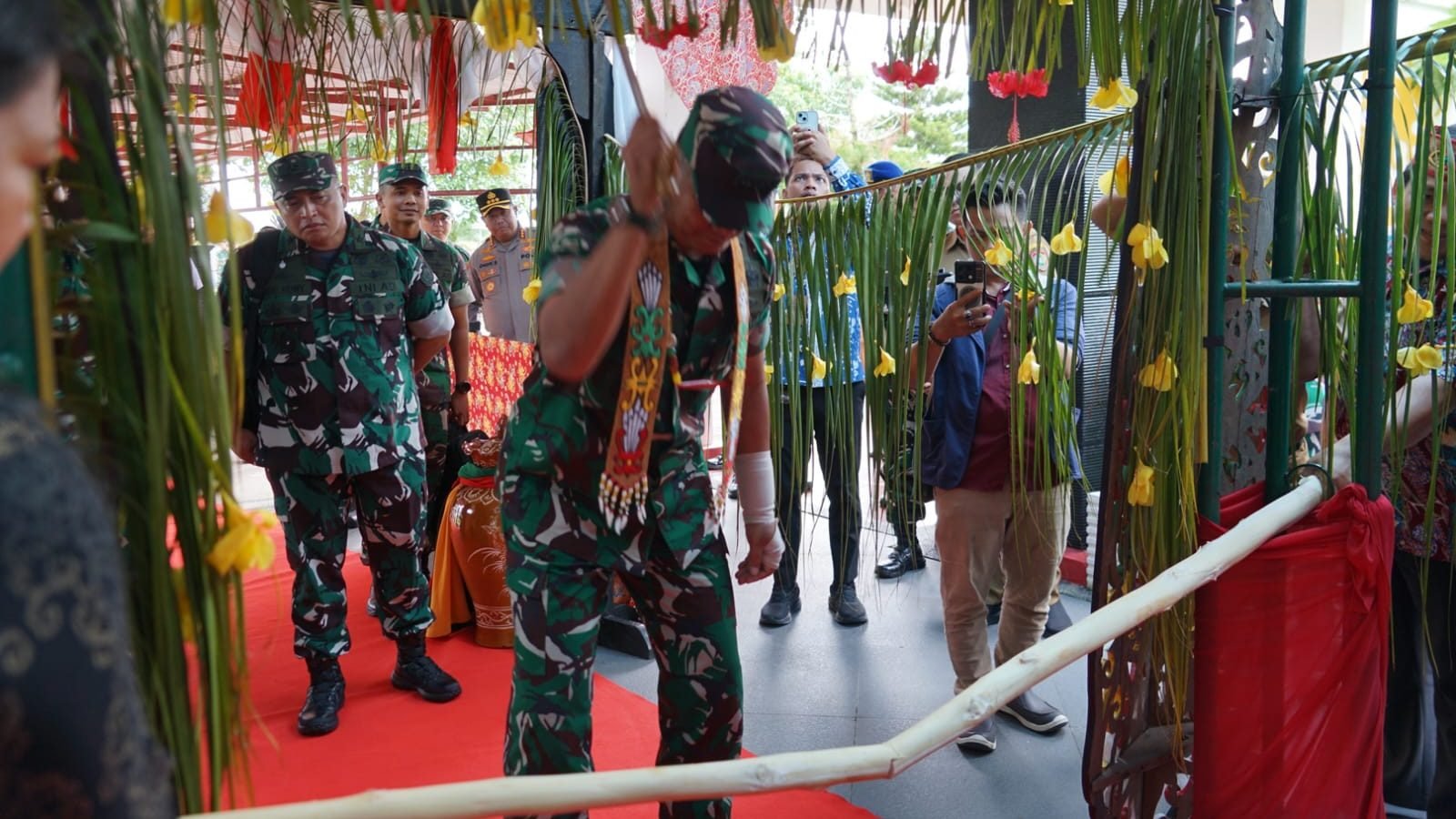 Suasana penyambutan Wakasad Letjen TNI Tandyo Budi Revit oleh Pangdam XII/Tpr dan pejabat daerah di Bumi Tambun Bungai. Foto: HO/Faktakalbar.id