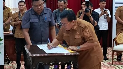Wakil Bupati Kubu Raya, Sukiryanto saat menandatangi nota kesepahaman BGN mengenai Program Makan Bergizi Gratis di Balai Petitih, Kantor Gubernur, Selasa (3/6/2025) (foto: Mario/Faktakalbar.id)