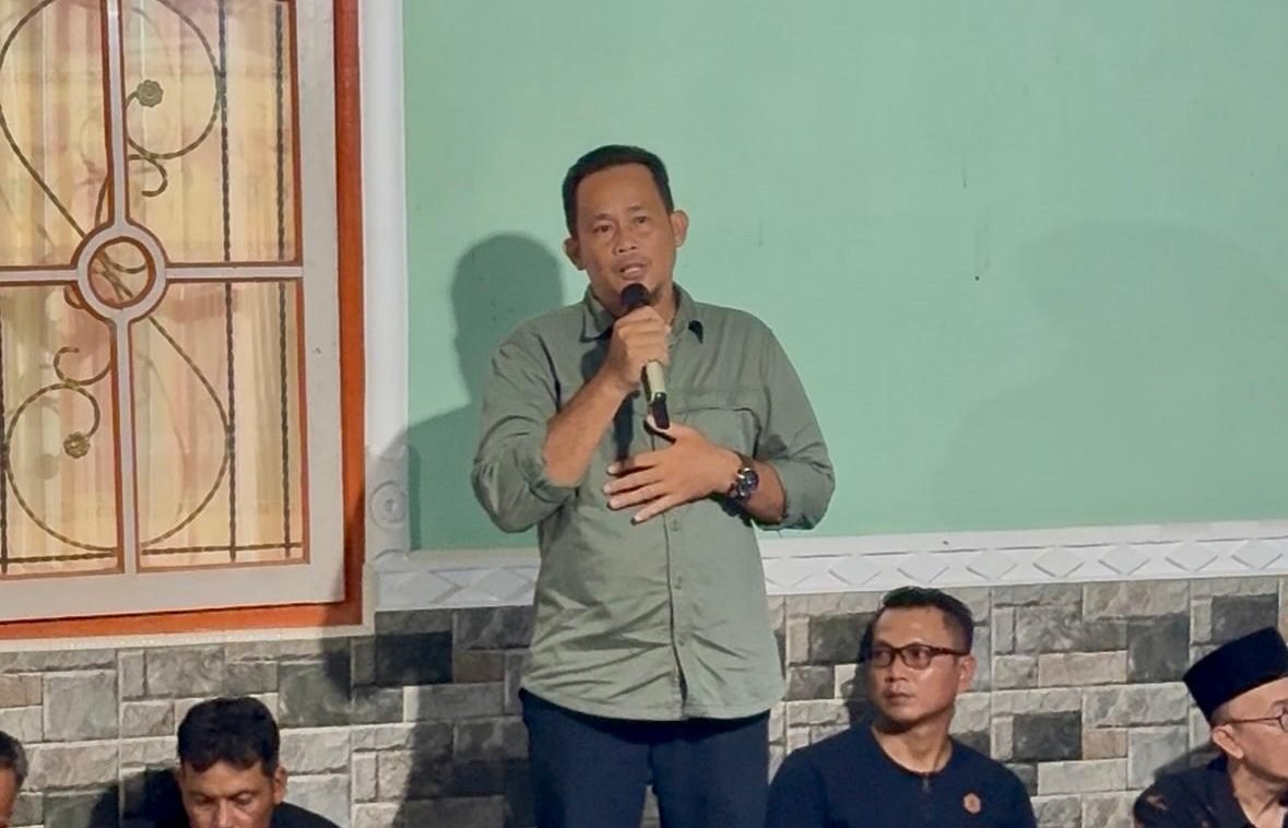 Kepala Desa Entibab, Iwan Budiana, memberikan sambutan pada acara sosialisasi program Desa Cendekia Berbasis Tambang Rakyat, Kamis (29/5) di Kapuas Hulu, Kalbar. (Dok. RDL/Faktakalbar.id)