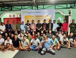 Foto bersama Kepala Desa Entibab, perwakilan ICMI, tokoh masyarakat, dan mitra penambang rakyat usai sosialisasi program Desa Cendekia Berbasis Tambang Rakyat di Desa Entibab, Kamis (29/5). (Dok. RDL/Faktakalbar.id)