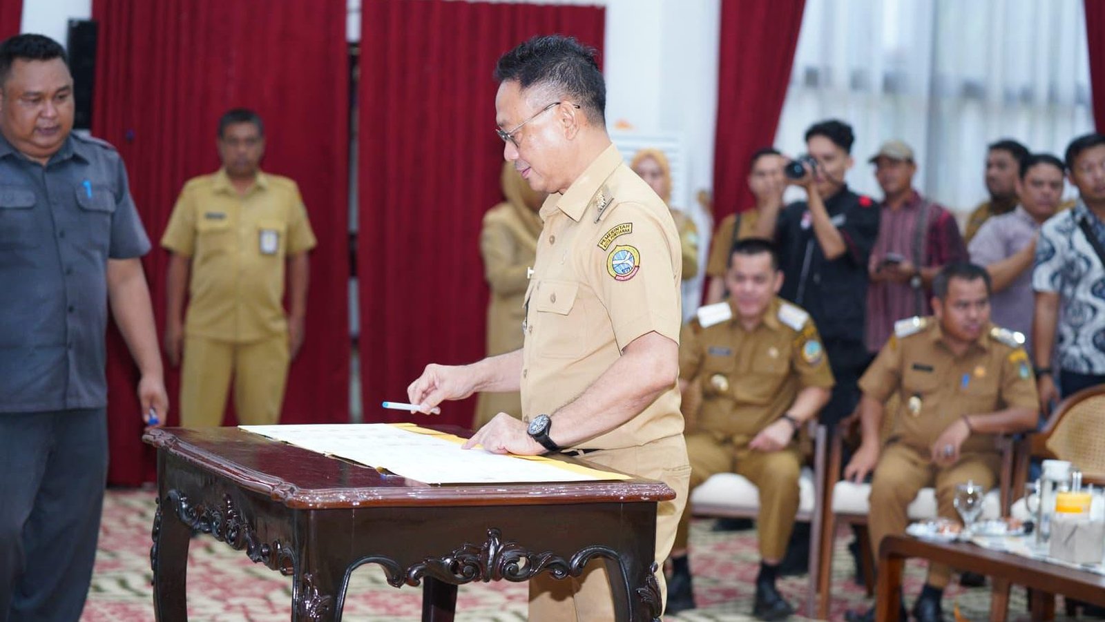Wali Kota Pontianak Edi Rusdi Kamtono menandatangani nota kesepahaman dengan Kepala Badan Gizi Nasional (BGN) Dadan Hindayana terkait Program MBG. Foto: HO/Faktakalbar.id