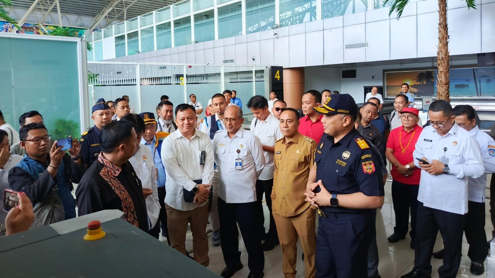Foto: Wakil Gubernur Kalimantan Barat, Krisantus Kurniawan meninjau sejumlah kelengkapan Bandara Internasional Supadio. Dok. Mario/Faktakalbar.id