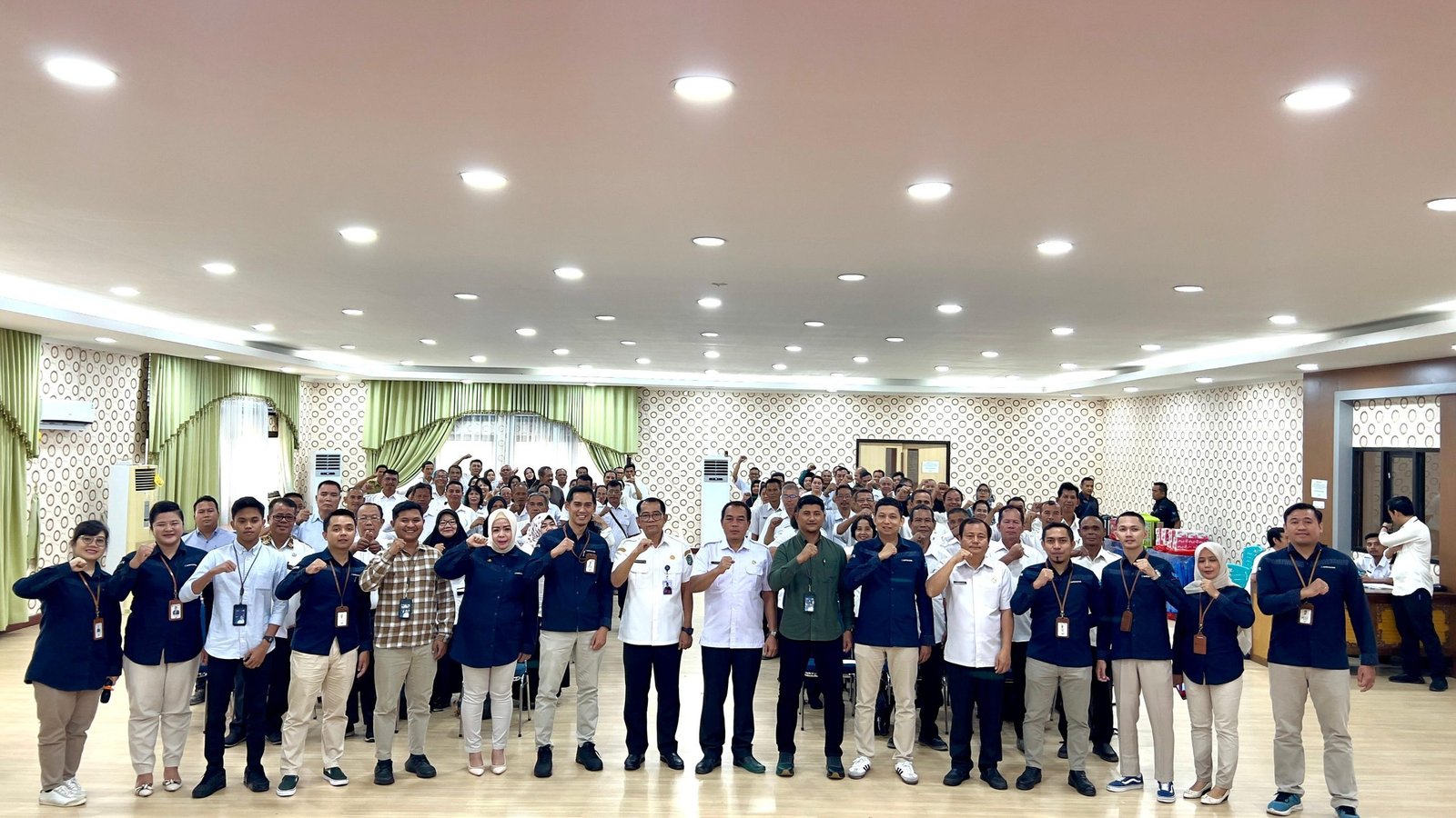 Foto bersama peserta pembekalan masa purna tugas bersama narasumber dari Bank Kalbar, PT Taspen, dan BKPSDM Sekadau. Foto: HO/Faktakalbar.id