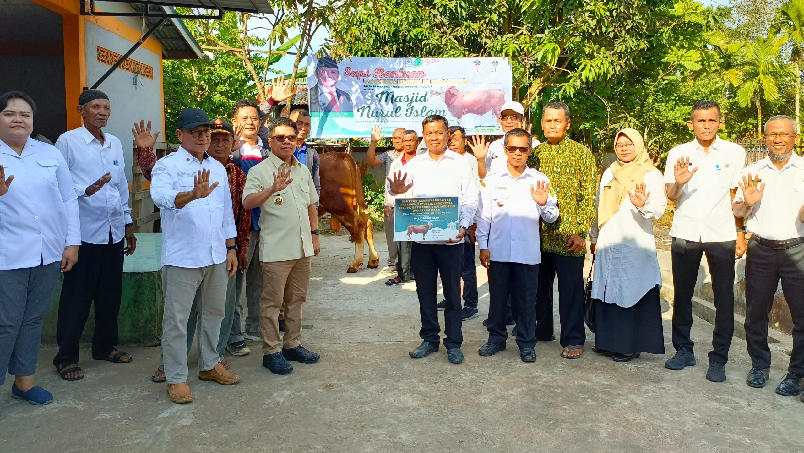 Bupati Sambas, Satono, menyerahkan sapi kurban dari Presiden Prabowo Subianto kepada Kepala Desa Samustida di Kecamatan Teluk Keramat, Rabu (4/6/2025). Foto: HO/Faktakalbar.id