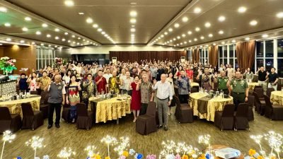 Manajemen Garuda Hotel Pontianak bersama mitra dan tamu undangan berfoto bersama dalam momen gala dinner perayaan ulang tahun ke-30 di Ballroom Garuda Hotel, Selasa (3/6/2025) malam. (Dok. RDL/Faktakalbar.id)