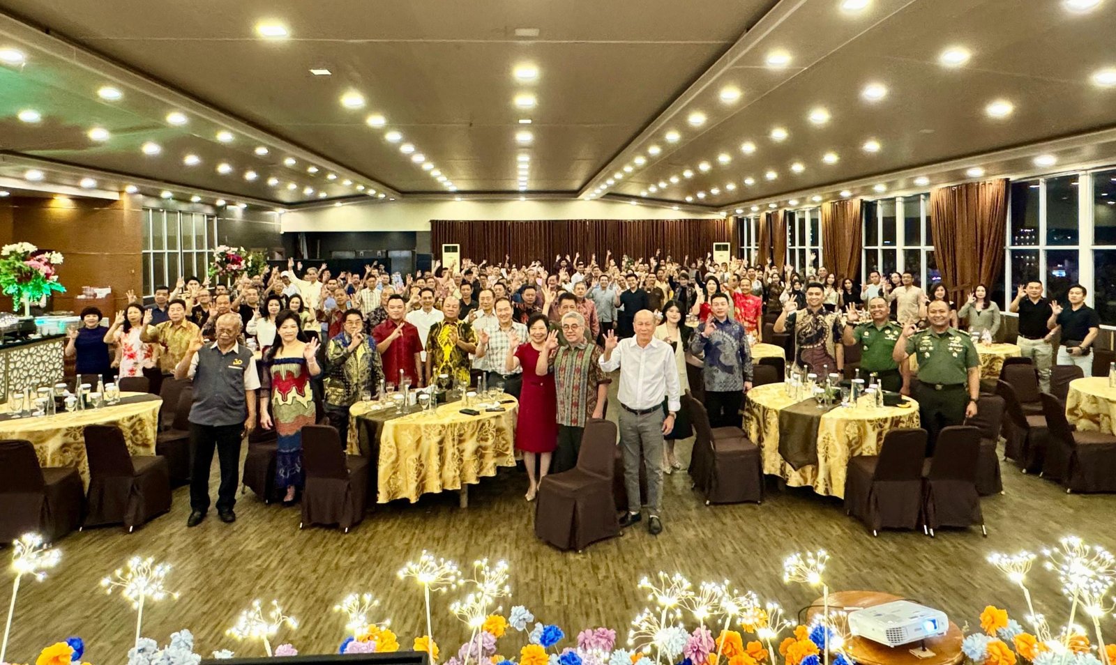 Manajemen Garuda Hotel Pontianak bersama mitra dan tamu undangan berfoto bersama dalam momen gala dinner perayaan ulang tahun ke-30 di Ballroom Garuda Hotel, Selasa (3/6/2025) malam. (Dok. RDL/Faktakalbar.id)