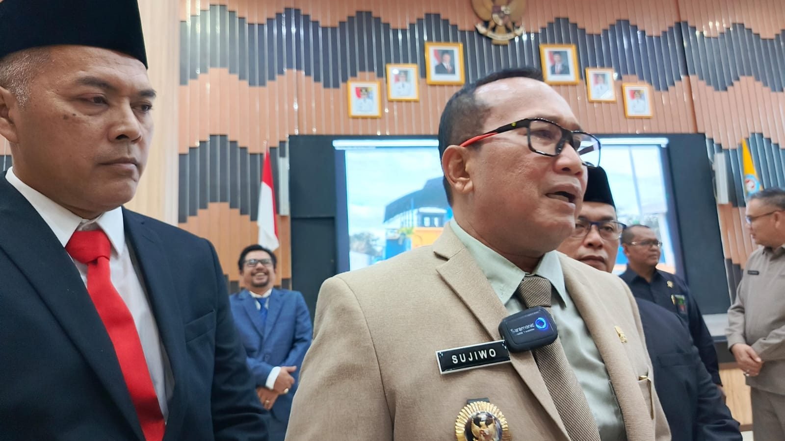 Foto: Bupati Kubu Raya, Sujiwo harapkan Direktur Perumda Kubu Raya, Harmawan dapat penuhi keinginan masyarakat akan air bersih. Dok. Mario/Faktakalbar.id