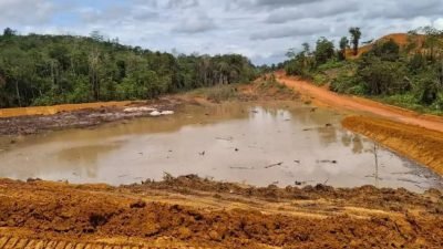 Foto: Limbah dari pertambangan Bauksit di Desa Pak Mayan, Kecamatan Ngabang, Kabupaten Landak yang menggenang membuat air menjadi keruh. Dok. Istimewa/Faktakalbar.id.
