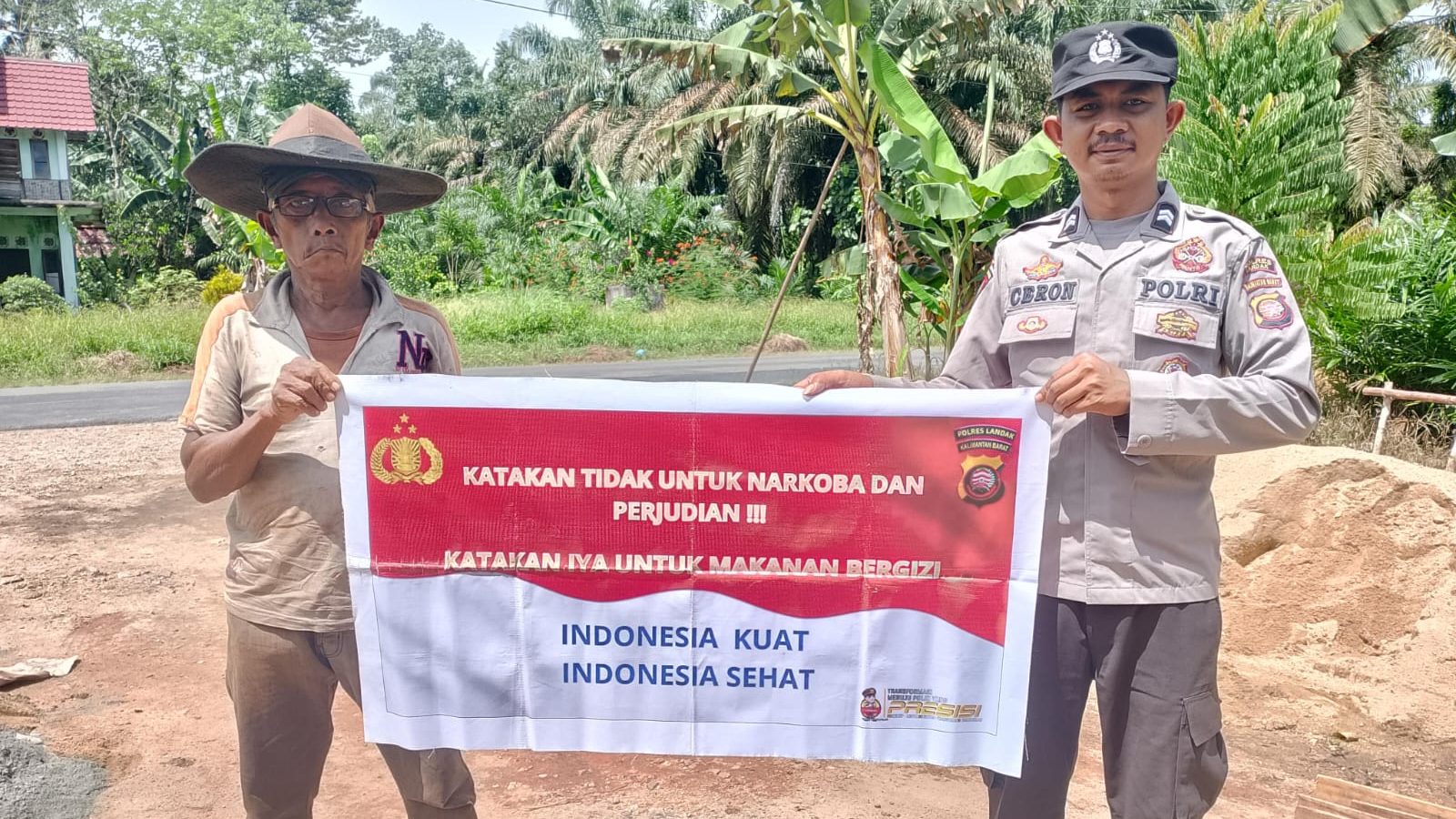 Polsek Menjalin Polres Landak menggelar patroli dialogis berupa sosialisasi di Desa Menjalin, Rabu (04/06/2025). Dok. Istimewa.