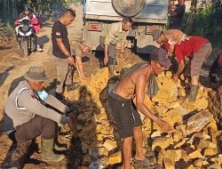 Menjelang Idul Adha, Polisi dan Warga Gotong Royong Perbaiki Jalan Rusak di Kayong Utara