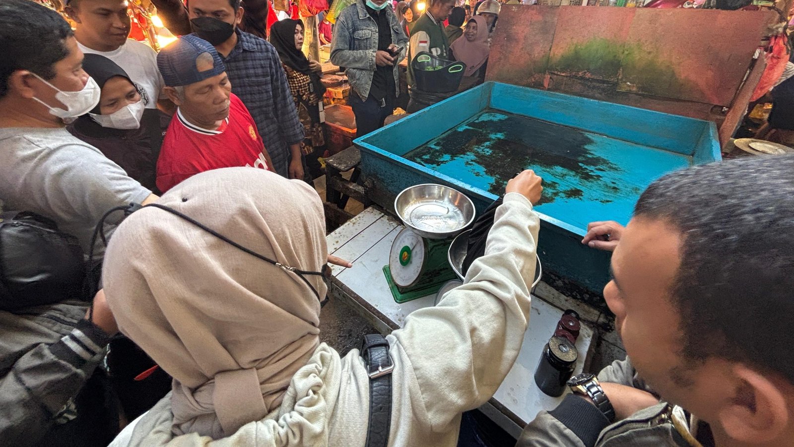 Tim Terpadu menggelar sidak alat timbang yang tidak memenuhi standar tera di Pasar Flamboyan. Foto: HO/Faktakalbar.id