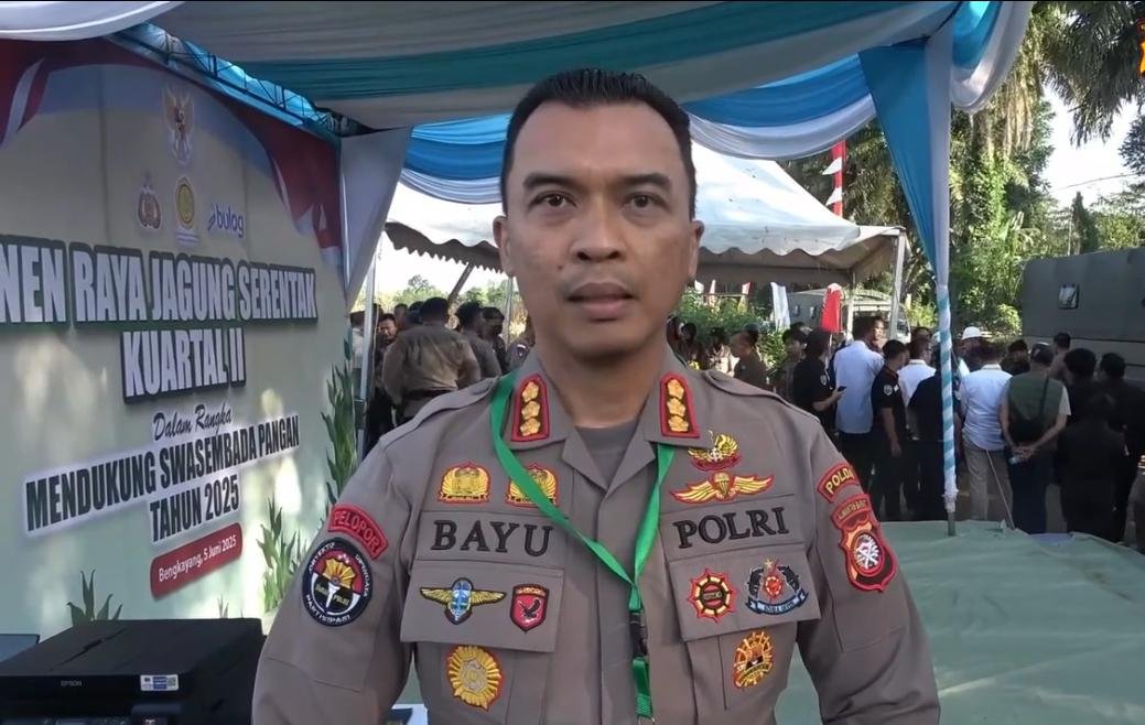 Kabidhumas Polda Kalbar, KOMBES Pol Bayu Suseno, memastikan situasi aman dan kondusif saat menyambut Presiden RI di acara Panen Raya Jagung Serentak Kuartal II 2025 di Kecamatan Sanggau Ledo, Bengkayang, Kamis (5/6/2025). (Dok. Humas Polda Kalbar)