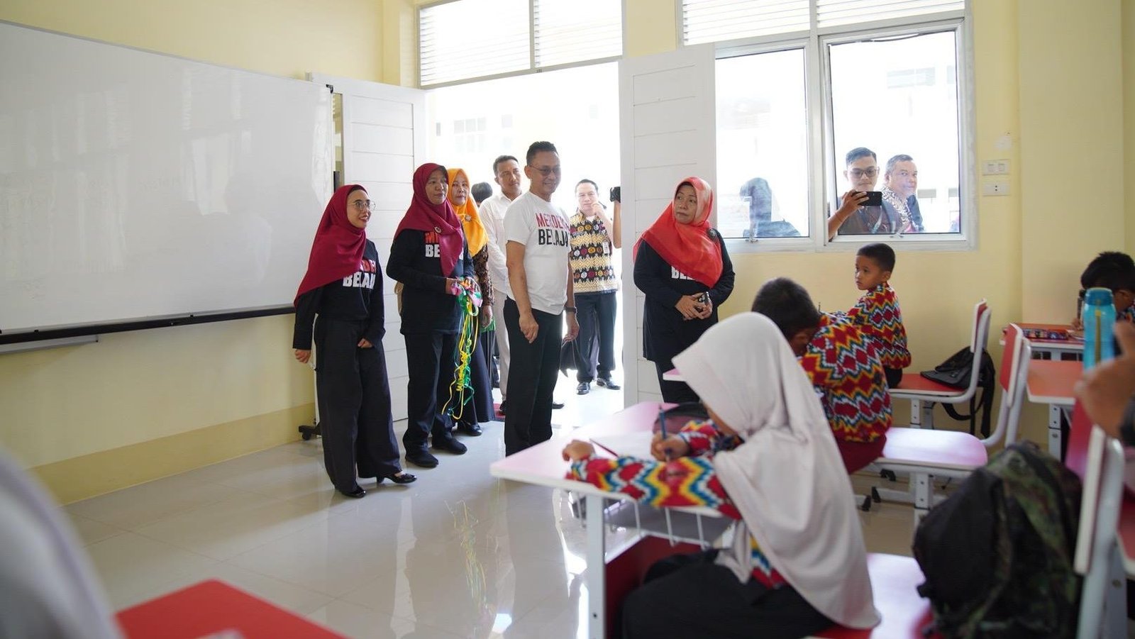 Wali Kota Pontianak Edi Rusdi Kamtono saat meninjau proses pembelajaran di kelas. Foto: HO/Faktakalbar.id